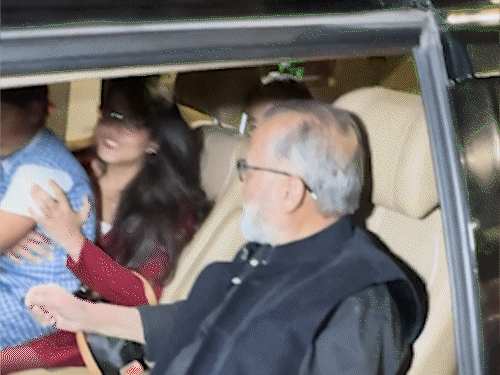 पंकज कपूर भी एनुअल फंक्शन में पहुंचे। उनके साथ उनकी बेटी सनाह और पोता जैन (शाहिद कपूर का बेटा) मौजूद थे।