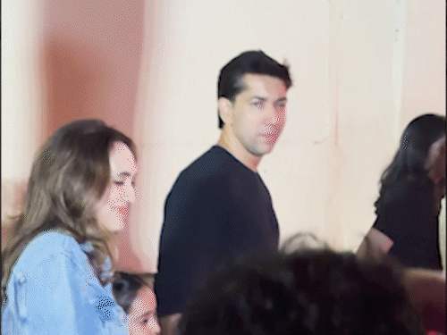 रोहित धवन पत्नी जानवी धवन के साथ कार्यक्रम में शामिल हुए।