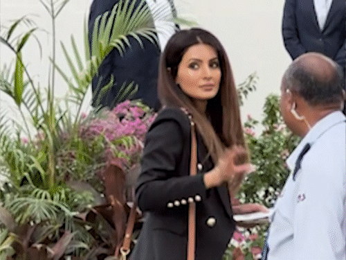 गीता बसरा भी बच्चों के कार्यक्रम को देखने स्कूल पहुंचीं।