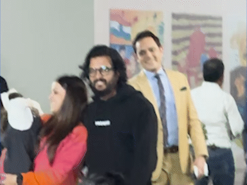 रितेश देशमुख पत्नी जेनेलिया डिसूजा के साथ स्कूल फंक्शन में पहुंचे।