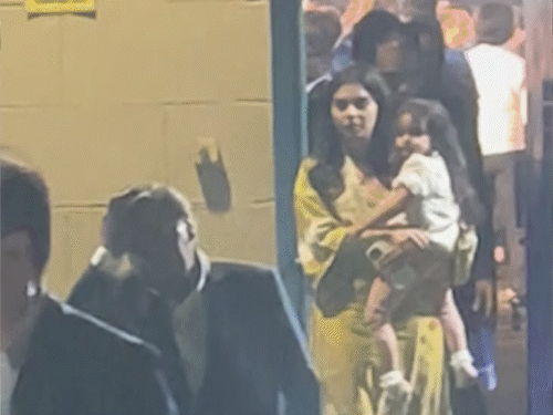 मुकेश अंबानी और ईशा अंबानी भी एनुअल फंक्शन के दौरान स्कूल परिसर में नजर आए।