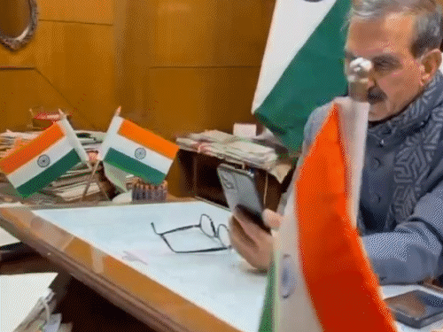 सीएम सुक्खू बेसहारा बच्चों से मोबाइल पर वीडियो कॉल के जरिए बात करते हुए।