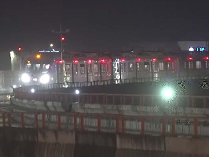 शोर कम करने के लिए ट्रैक के नीचे रबर बेस पैड और साउंड बैरियर लगाए हैं।