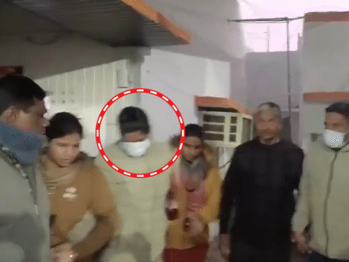 थाने में लाने के दौरान महिला दरोगा प्रिया सिंह पूरे समय मास्क लगाए रही।