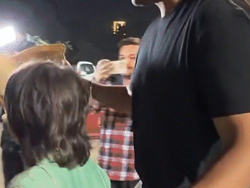 शाहरुख के छोटे बेटे अबराम कार्यक्रम के बाद घर जाते हुए। उनके साथ परिवार के बॉडीगार्ड रवि भी मौजूद थे।