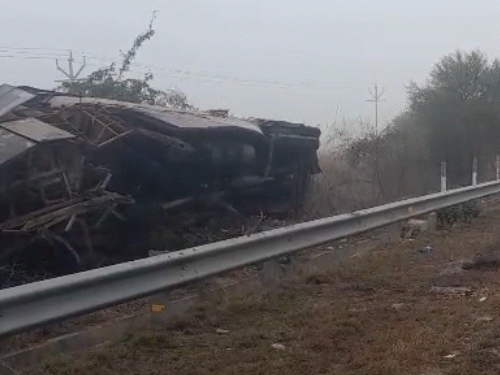 हादसे वाली जगह सड़क नीची और घुमावदार है। इसलिए संकेतक कोहरे में दिखाई नहीं देते।