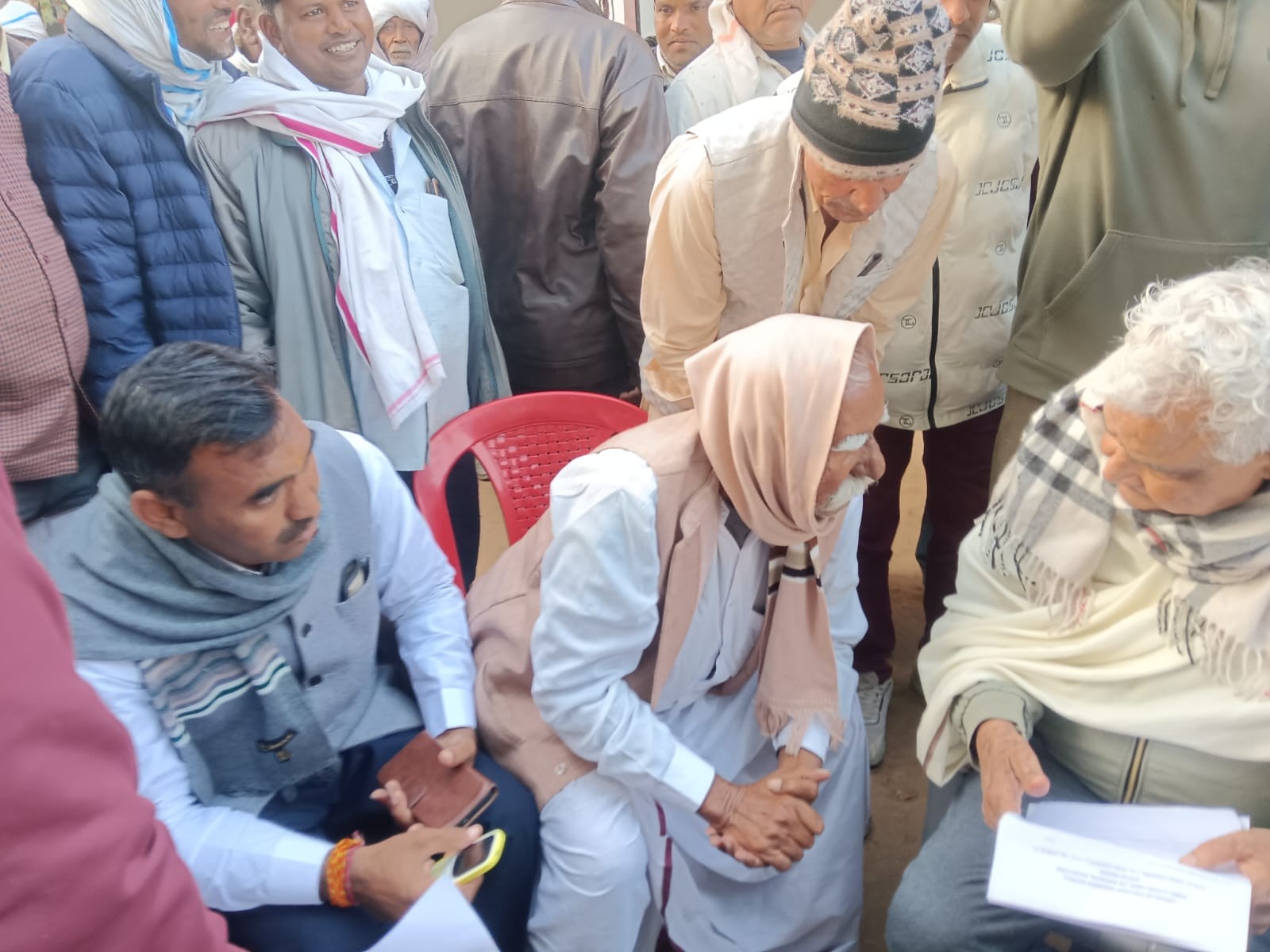 मंत्री डॉ.किरोड़ी लाल मीणा ने चाय की थड़ी पर लोगों की समस्याएं सुनी।