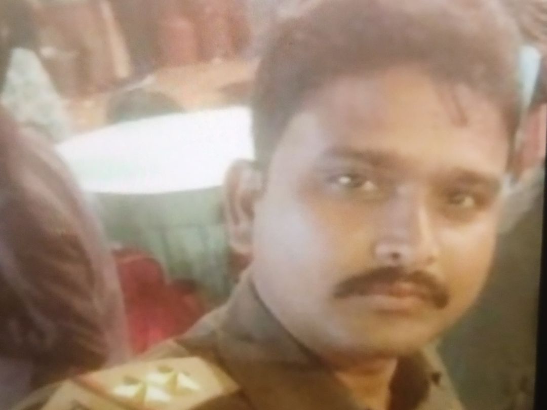 ACB टीम आरोपी दरोगा अमर प्रजापति को गोसाईगंज थाने में ले गई है। यहां आरोपी के खिलाफ FIR दर्ज कर पूछताछ की जा रही है।