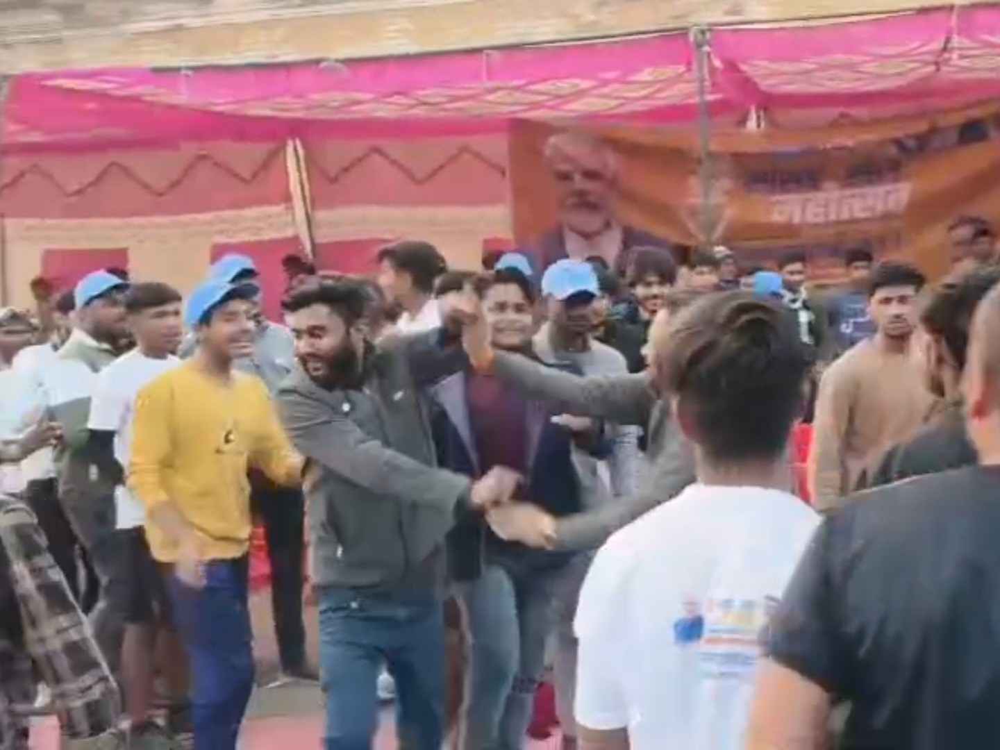 खिलाड़ियों में आपस में मारपीट हो गई।