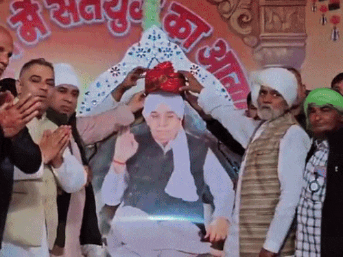 हिसार के गांव धीरणवास में पंचायतों ने रामपाल की मूर्ति को पगड़ी पहनाई थी।