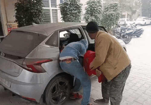 महिला पूनम को कार से अस्पताल लेकर पहुंचा पड़ोसी हरविंदर।