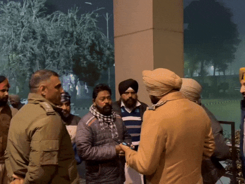 युवती के पिता मंगत सिंह से मामले की जानकारी लेते पुलिस कर्मी।