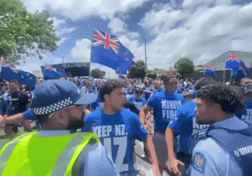 पुलिस के सामने ही नगर कीर्तन का विरोध करता लोकल ग्रुप।