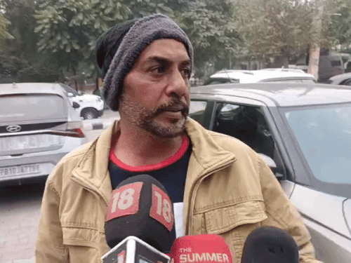 मामले की जानकारी देता पड़ोसी हरविंदर।