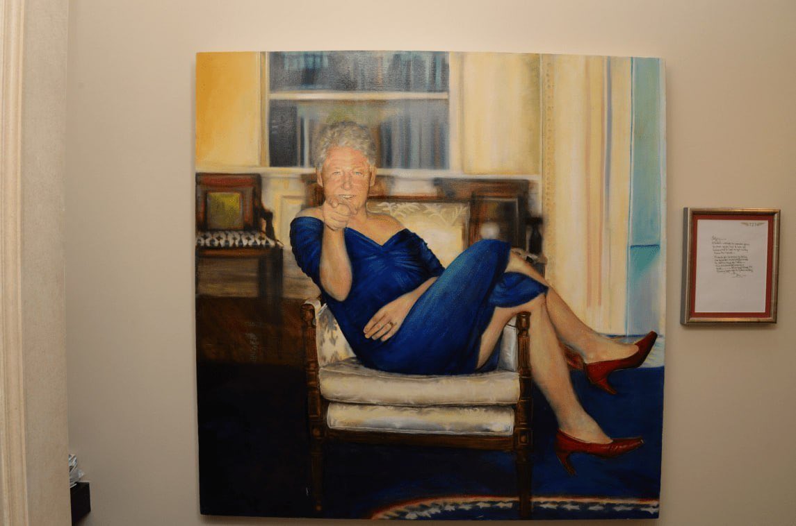 पूर्व अमेरिकी राष्ट्रपति बिल क्लिंटन की पेटिंग। इसमें क्लिंटन अपनी सेक्रेटरी रहीं मोनिक लेवेंस्की की पोशाक में दिख रहे हैं।