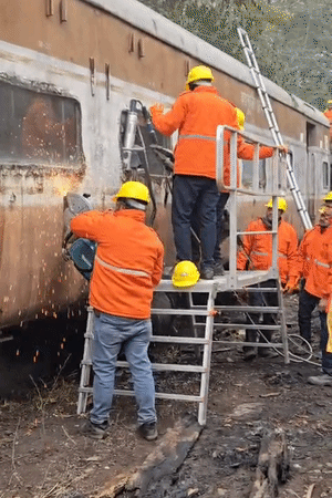 मॉक ड्रिल के दौरान ट्रेन के डिब्बों में ड्रिलिंग कर अंदर फंसे लोगों को निकाला गया।