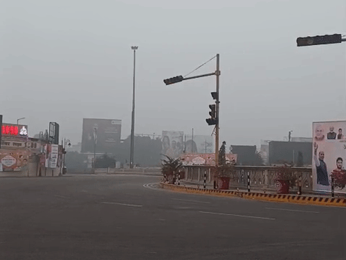 लखनऊ में सुबह कोहरे के साथ रिमझिम बारिश जैसी बूंदें महसूस की गईं।