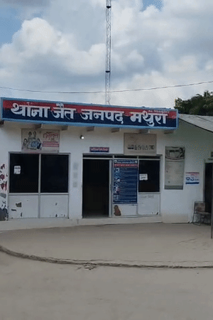 पोलिसांनी तिन्ही मित्रांची पोलिस ठाण्यात चौकशी केली.