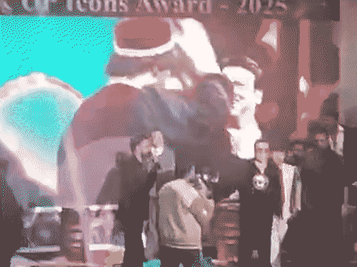 गोविंदा जैसे ही मंच पर पहुंचे, वहां पर मौजूद लोग उनकी फोटो लेने लगे।