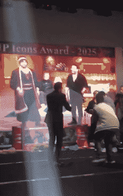 गोविंदा ने फैंस का हाथ हिलाकर अभिवादन किया।