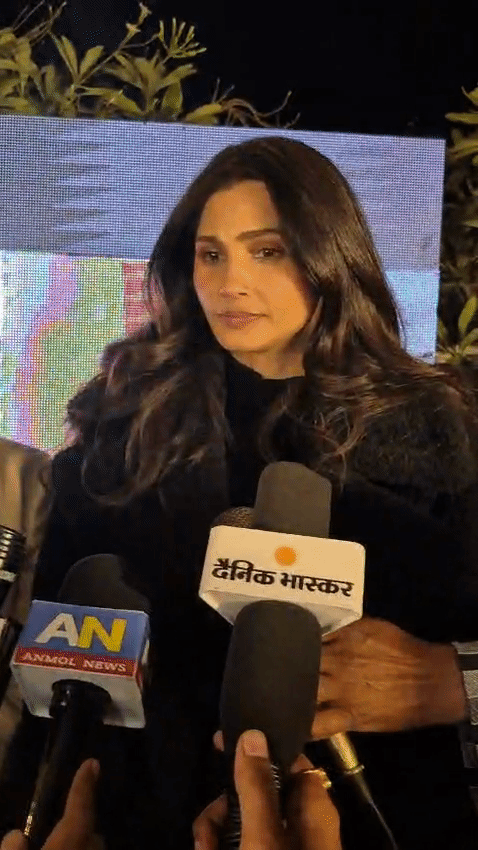 फिल्म में अपने किरदार के बारे में बताते हुए कहा कि उन्होंने फिल्म में आर्मी ऑफिसर का किरदार निभाया है।