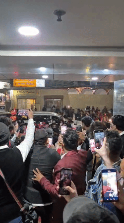 एक्ट्रेस को देखने और ऑटोग्राफ के लिए फैंस की भीड़ रही।