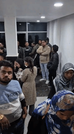 लिफ्ट से बाहर निकाल सीढ़ियों के रास्ते स्टेज तक पहुंचाया गया। इस बीच फैंस की भीड़ सीढ़ीयों पर इकट्ठा हो गई।