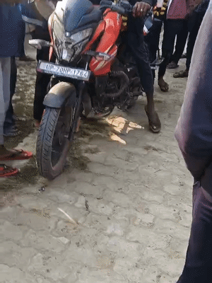 युवक शादी के बाद युवती को अपनी बाइक पर बैठाकर ले गया।