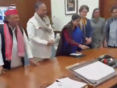 तस्वीर 9 दिसंबर की है। मद्रास हाईकोर्ट के जज जीआर स्वामीनाथन के खिलाफ महाभियोग प्रस्ताव को लेकर विपक्षी सांसदों ने लोकसभा अध्यक्ष ओम बिरला से मुलाकात की थी।