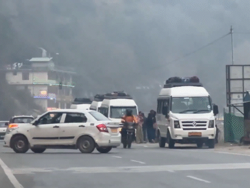 हिमाचल प्रदेश के कुल्लू में सर्दी के बीच बड़ी संख्या में टूरिस्ट्स का पहुंचना शुरू हो गया है। शहर में दिसंबर में अब तक 15 हजार टूरिस्ट्स व्हीकल पहुंचे।