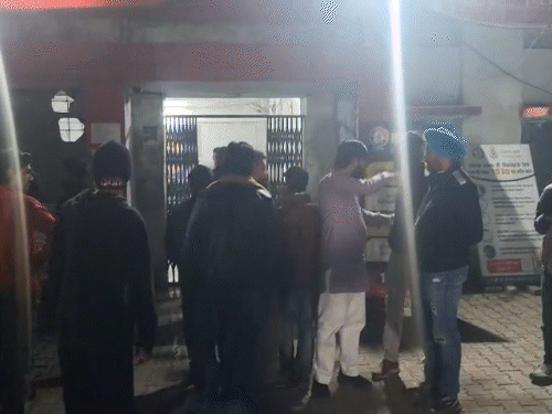 भिलाई में थाने के बाहर बड़ी संख्या में कांग्रेसियों की भीड़ जमा हो गई है।