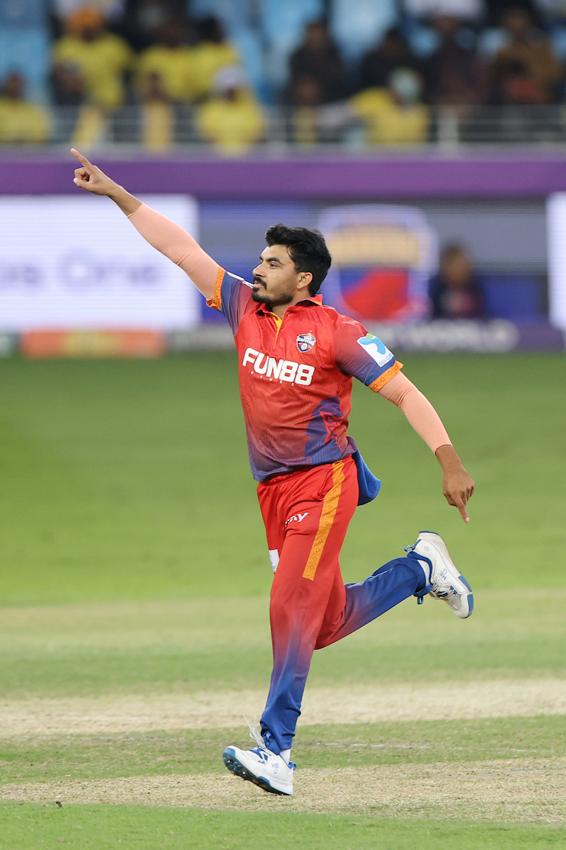 हैदर अली ने 3 ओवर में 19 रन देकर 2 विकेट लिए।