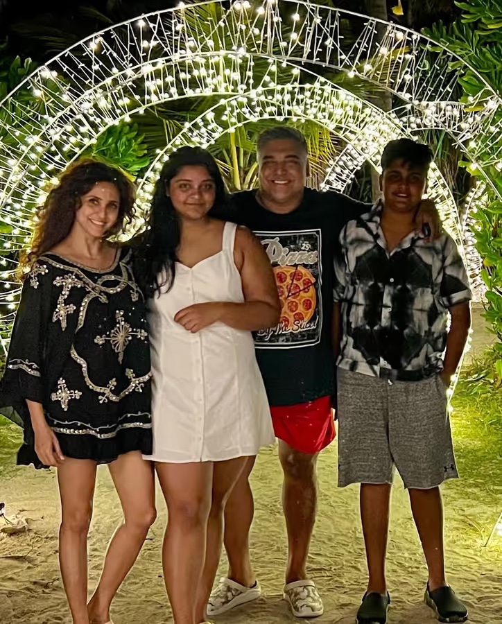 पति राम कपूर और बच्चों के साथ गौतमी।