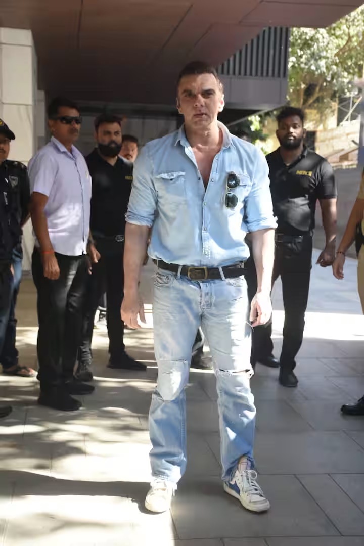 सोहेल अपने बर्थडे पर कैजुअल लुक में नजर आए। उन्होंने ब्लू डेनिम शर्ट के साथ मैचिंग जींस और वाइट स्नीकर्स कैरी किया था।