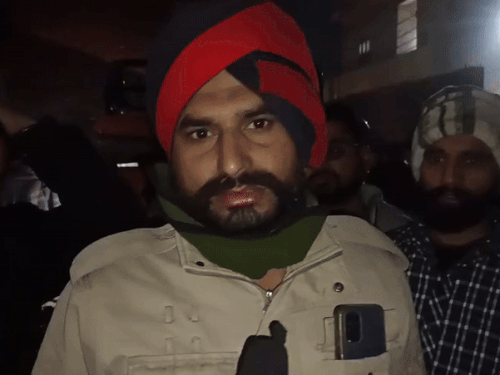 पुलिसकर्मी बलवीर सिंह जानकारी देते हुए