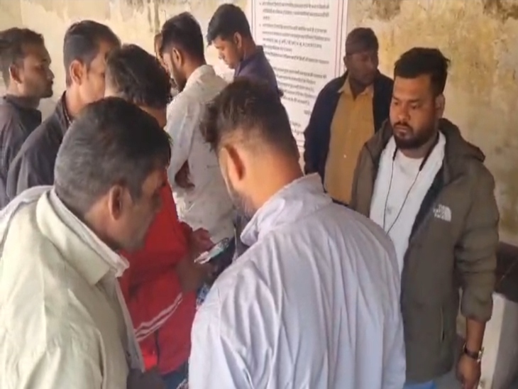 CRPF जवान की मौत के बाद अस्पताल में जुटी परिजनों की भीड़।