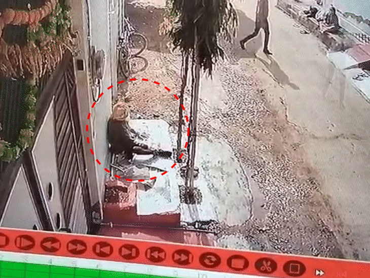 90 साल के गिर्राज शर्मा घर के बाहर धूप में बैठे थे।