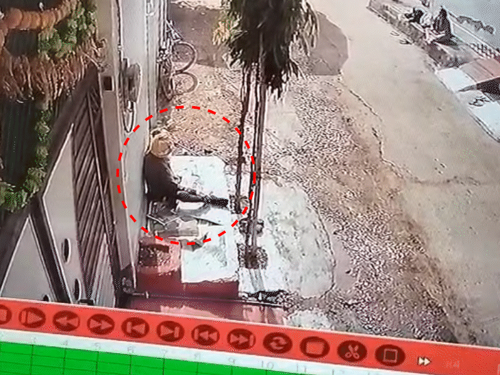 इसी दौरान डंपर आया और उसका टायर गड्ढे में फंस गया।