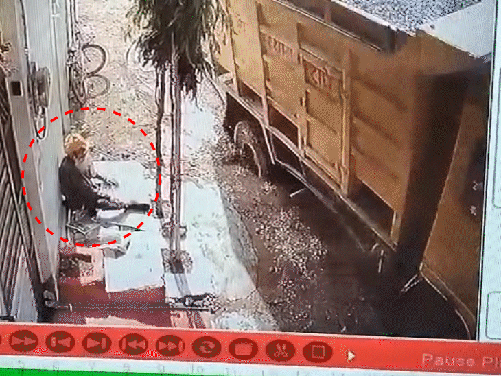 टायर फंसने से डंपर अनियंत्रित होकर अचानक बुजुर्ग पर पलट गया।