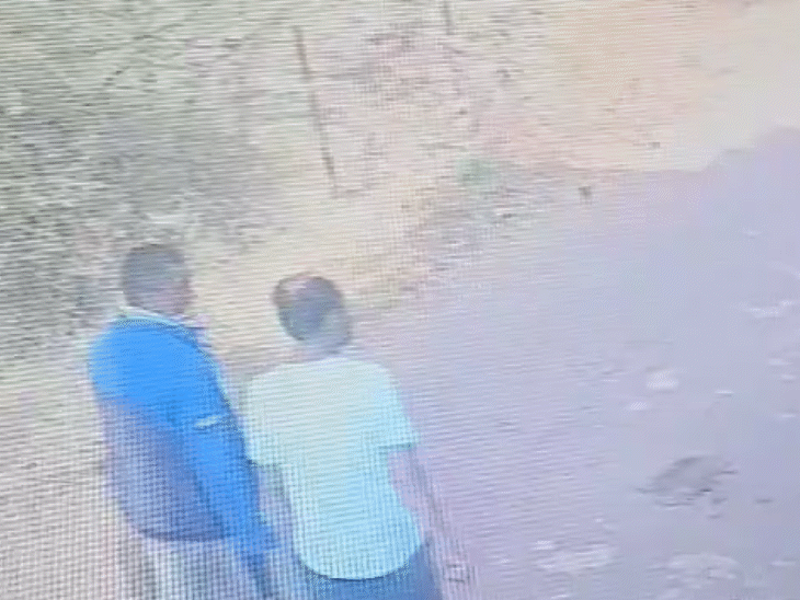 गुना में चोरी करने वाले आरोपियों का सीसीटीवी।