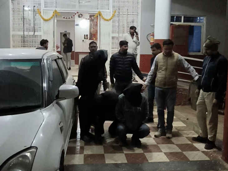 चोरी के तीन आरोपियों को गुना पुलिस ने गिरफ्तार कर लिया, जबकि एक अभी भी फरार है।