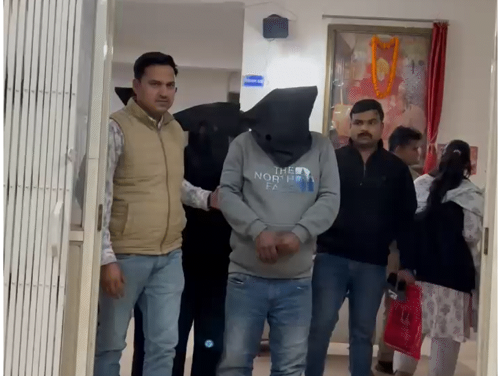 आरोपियों की गिरफ्तारी के बाद चोरी के आरोपी।