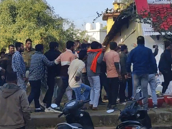 Allegations of conversion of blind children in church | जबलपुर के चर्च में  ब्लाइंड बच्चों के धर्मांतरण का आरोप: हिन्दू संगठन के कार्यकर्ताओं ने किया  हंगामा, दो ...