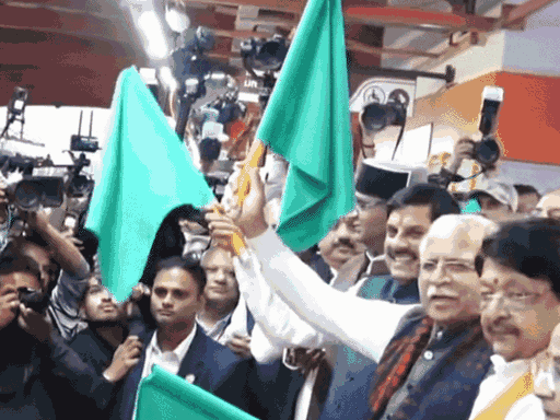 भोपाल मेट्रो को हरी झंडी दिखाते सीएम डॉ. मोहन यादव व केंद्रीय मंत्री मनोहरलाल खट्‌टर।