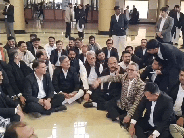 Lawyers' boycott continues in Jodhpur High Court, protest continues | जोधपुर  हाईकोर्ट में वकीलों का बहिष्कार जारी, किया प्रदर्शन: देर रात जारी कॉज लिस्ट  में जमानत केस ...