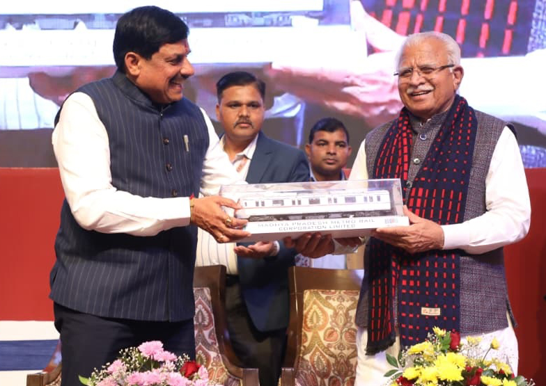 मुख्यमंत्री डॉ. मोहन यादव ने शनिवार को भोपाल मेट्रो के शुभारंभ समारोह में केंद्रीय मंत्री मनोहर लाल खट्टर को स्मृति चिन्ह के रूप में मेट्रो मॉडल भेंट किया।