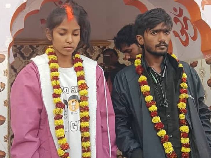 प्रयागराज के हंडिया क्षेत्र में पंचायत के बाद युवक-युवती की गांव वालों ने शादी करा दी।