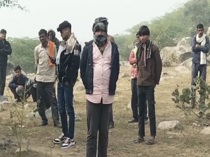 हाइना को उछल कूद करते देखकर लोग 50 मीटर दूर खड़े रहे।