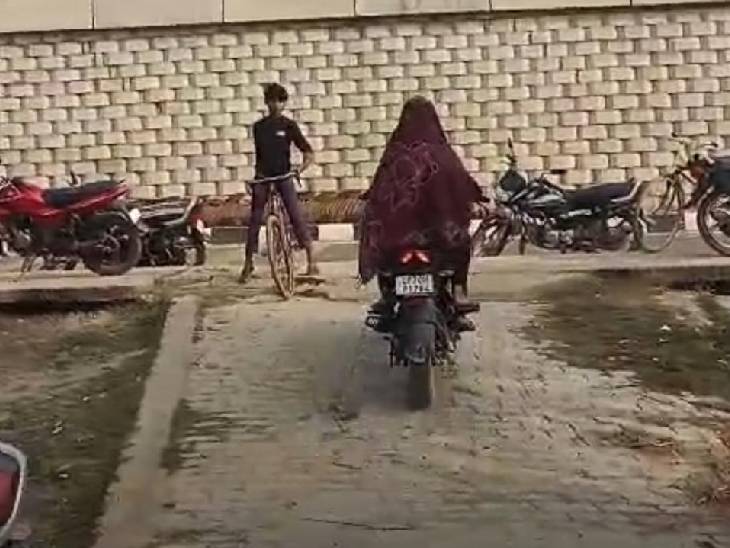 लोग युवक-युवती की शादी और विदाई का वीडियो बनाते रहे। अब यह वीडियो तेजी से वायरल हो रहा है।