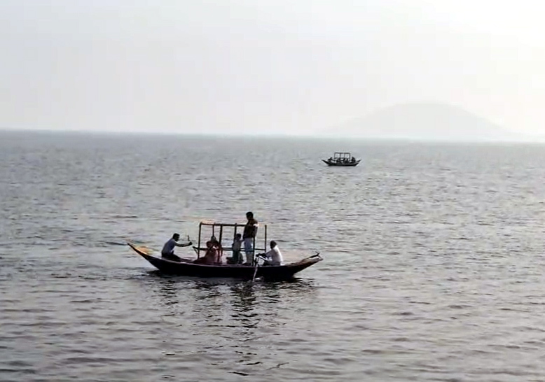 सैलानी यहां नौका विहार का लुत्फ उठाते हैं।